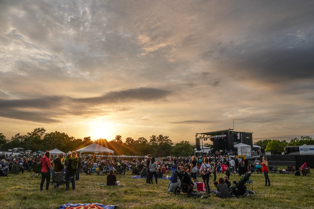 Sunsets on the audience at the main stage